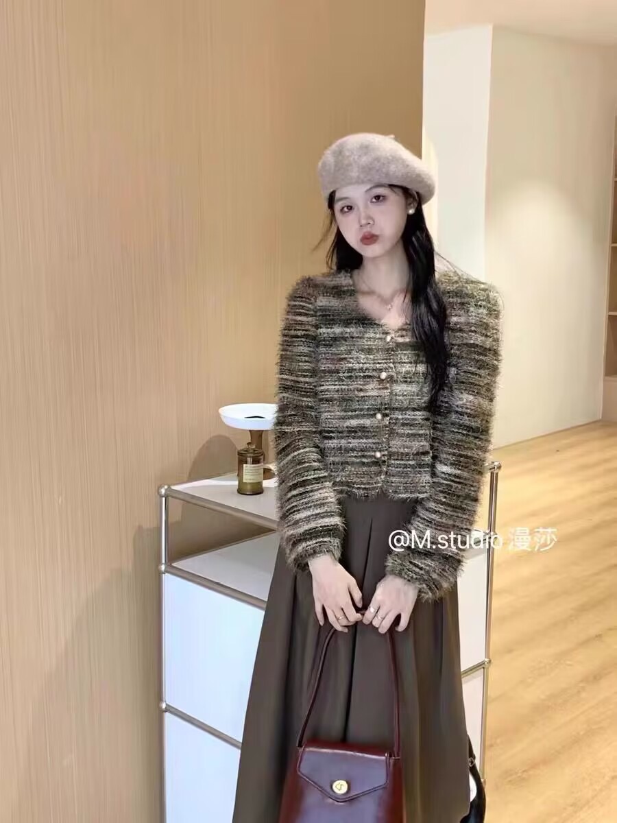 復古翻領條紋長袖毛衣女秋季2023新款設計感軟糯寬鬆短款針織開衫