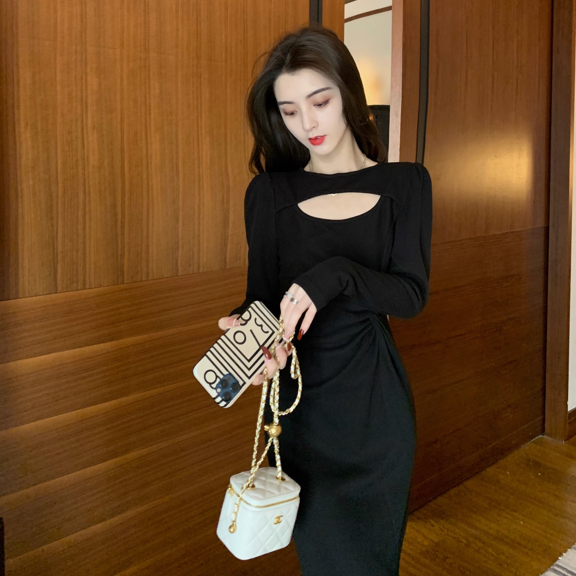 赫本風黑色連衣裙女春季收腰設計感氣質女神范鏤空純欲開叉長裙