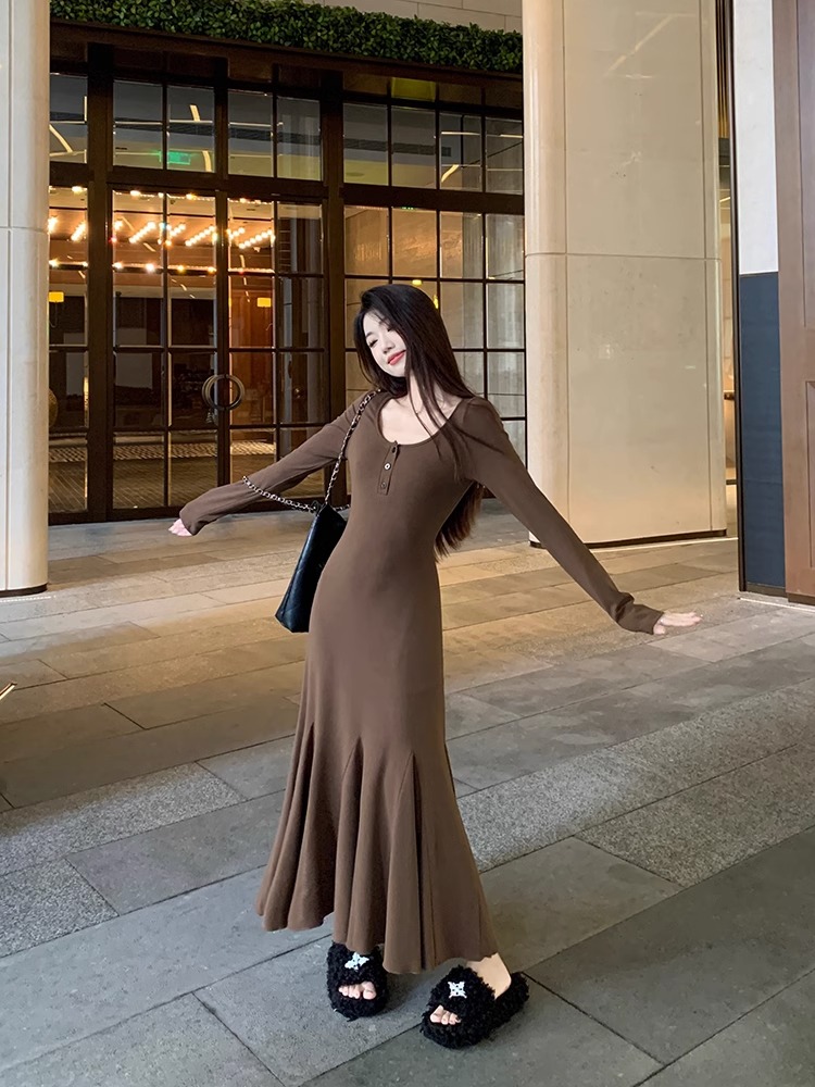 咖色法式高級感顯瘦顯高魚尾連衣裙女早秋氣質收腰長袖裙子