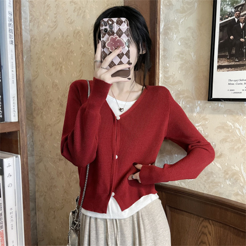 Real shot of fake two-piece contrasting color design V-neck knitted cardigan, lazy style soft waxy sweater with inner top