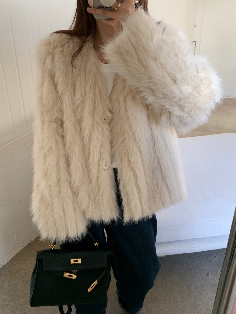 Actual shot of Korean-style soft and stylish faux fur warm short v-neck jacket