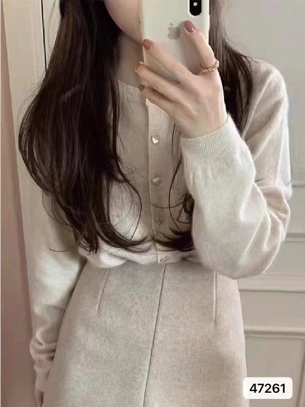 秋冬新款韓版溫柔系圓領純色愛心排扣寬鬆開衫長袖上衣女