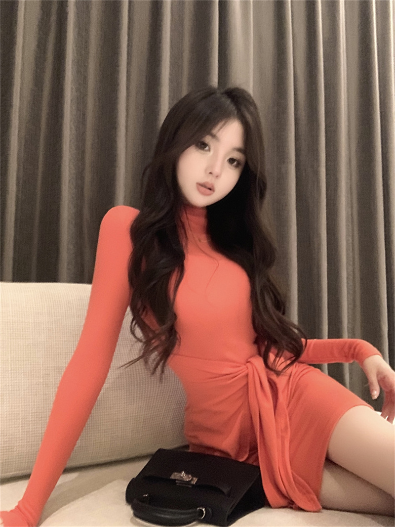 Actual shot of the new autumn fashionable hot girl half-high collar, high waist and hip dress