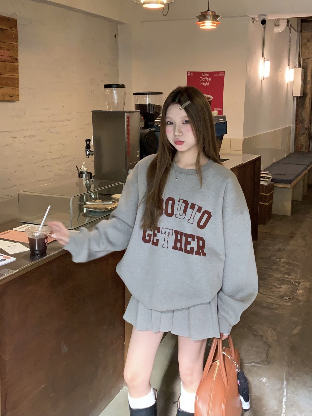 Actual shot of three standard autumn and winter retro color matching pullover sweatshirt + pleated skirt suit for women