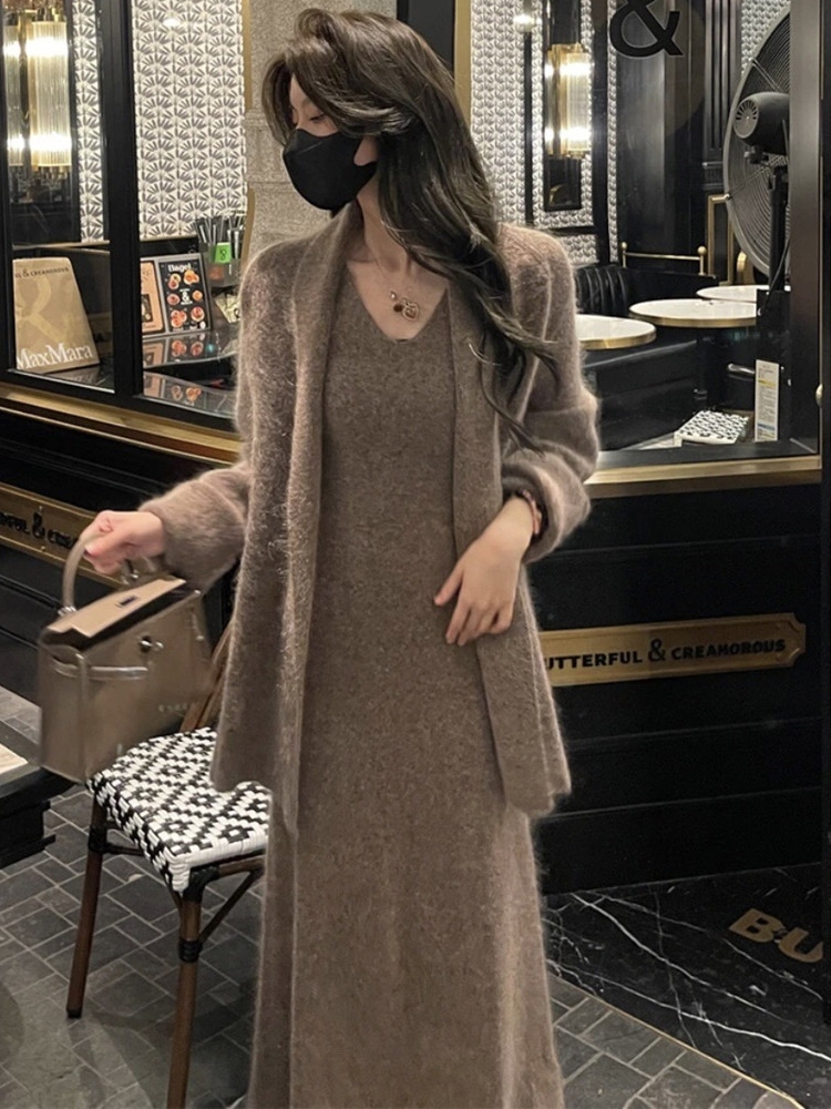 Autumn and winter new loose and lazy style Maillard wears knitted soft and waxy temperament sweater design coat for women