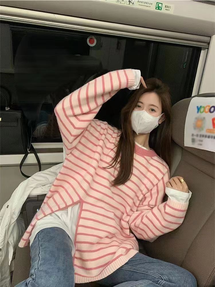 曾小咸女裝粉色套頭毛衣女秋冬韓系溫柔寬鬆外穿開叉條紋針織上衣