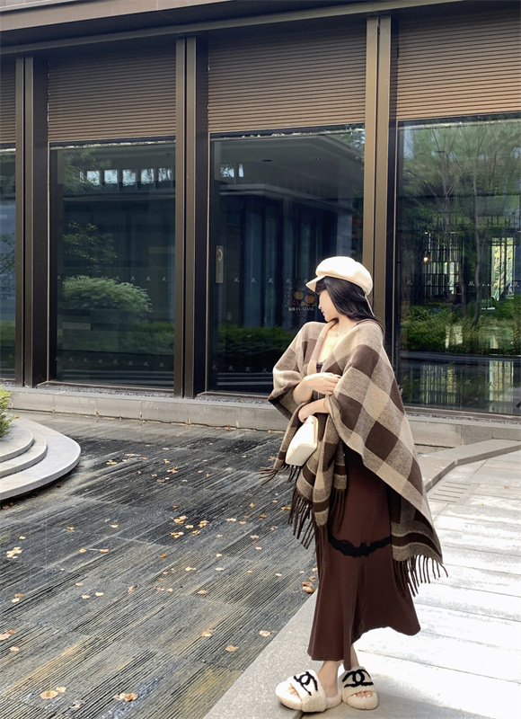 實拍  格紋披肩斗篷外套秋冬外搭法式氣質拼接蕾絲魚尾裙長裙