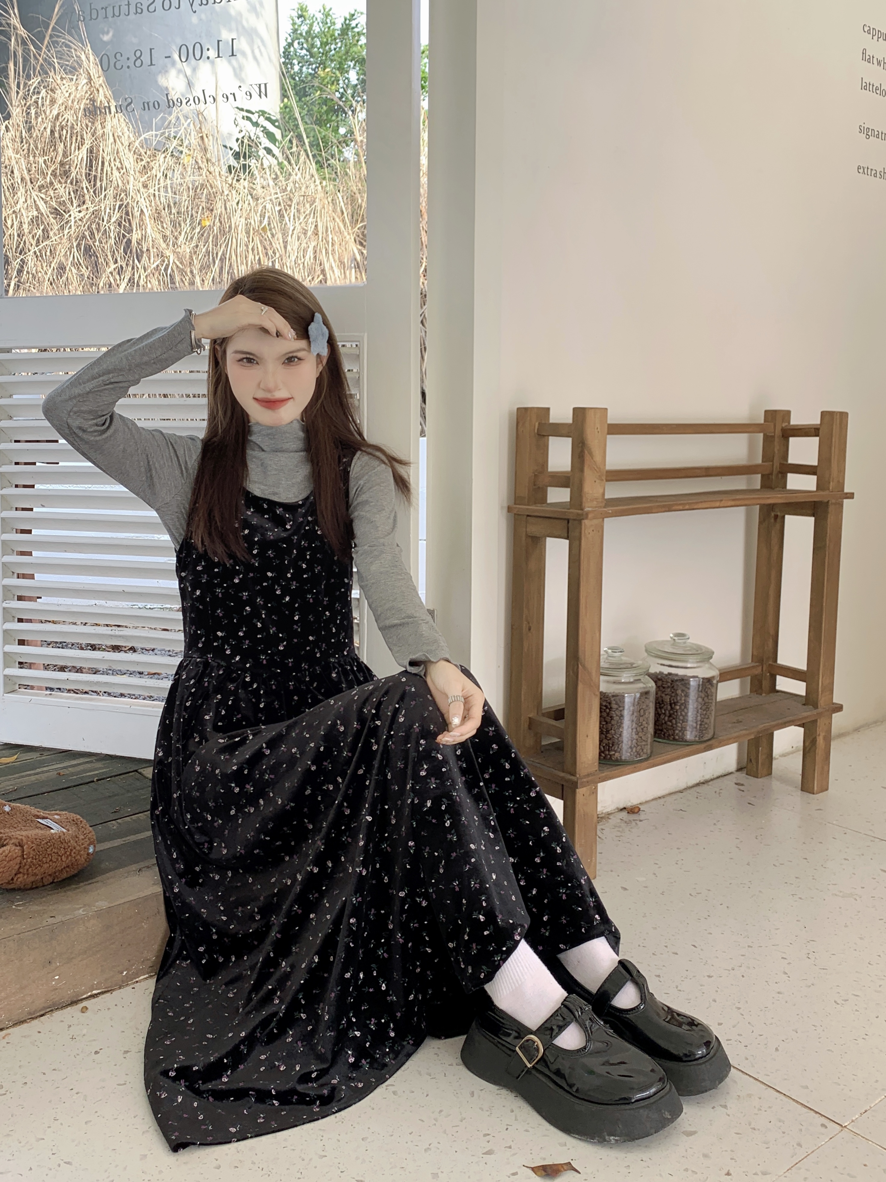 Actual shot ~ New Korean style gentle temperament velvet retro floral suspender skirt + rolled edge slimming knitted bottoming