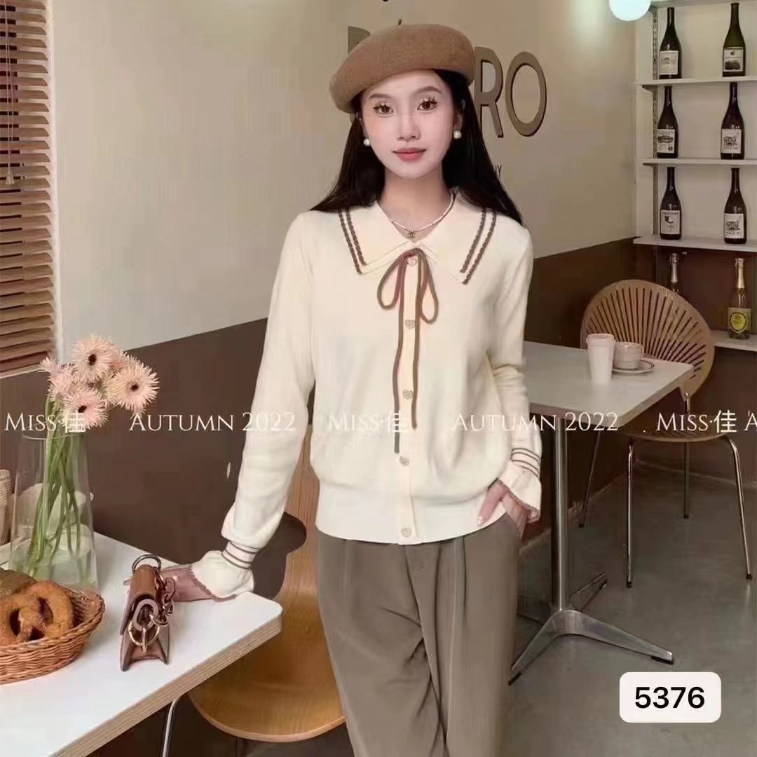 秋冬新款韓版設計感小香風娃娃領蝴蝶結愛心排扣長袖上衣女
