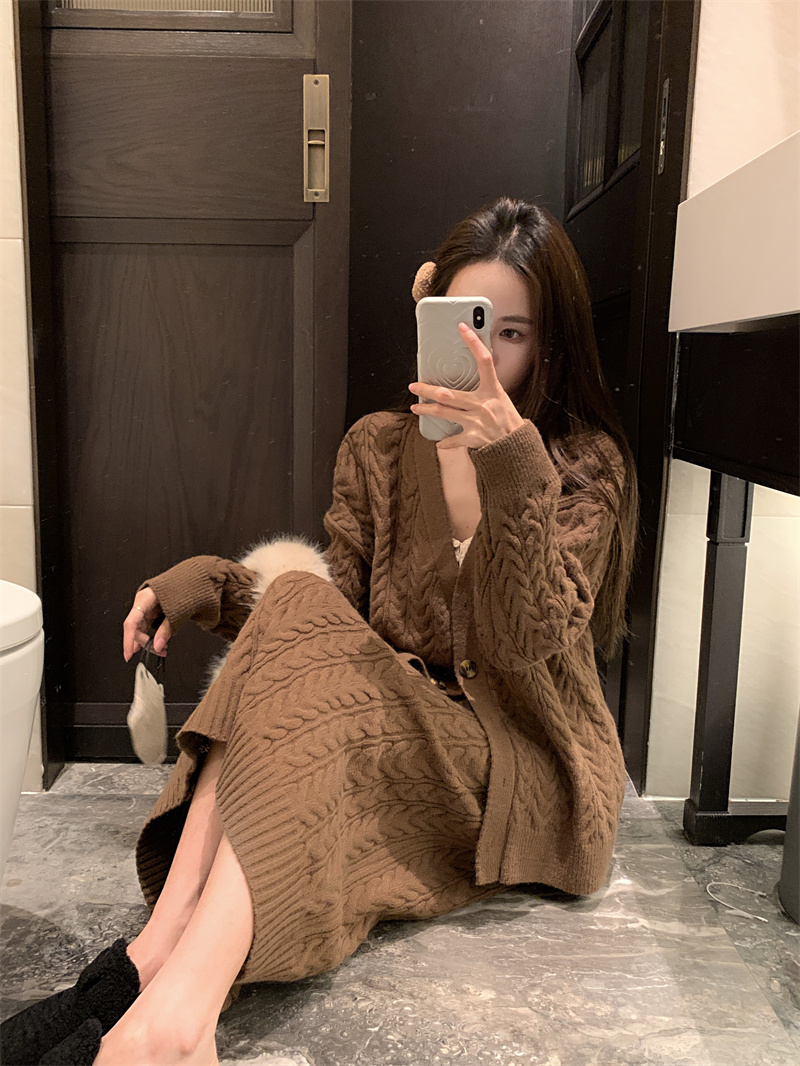 Real shot of high-end suit autumn and winter 2023 gentle style twist sweater jacket half-length skirt two-piece set