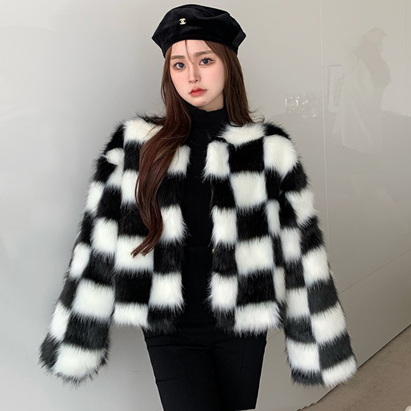 2023 Winter New Korean Style Loose Furry Black and White Checkerboard Checkered Mink Fur Jacket Women's Short Style