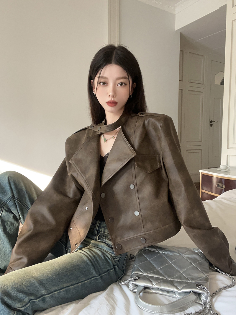 Real shot of super cool and handsome brown leather motorcycle jacket American retro Maillard jacket