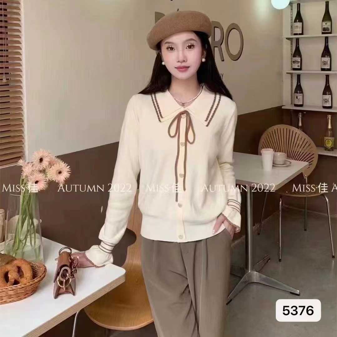 秋冬新款韓版設計感小香風娃娃領蝴蝶結愛心排扣長袖上衣女