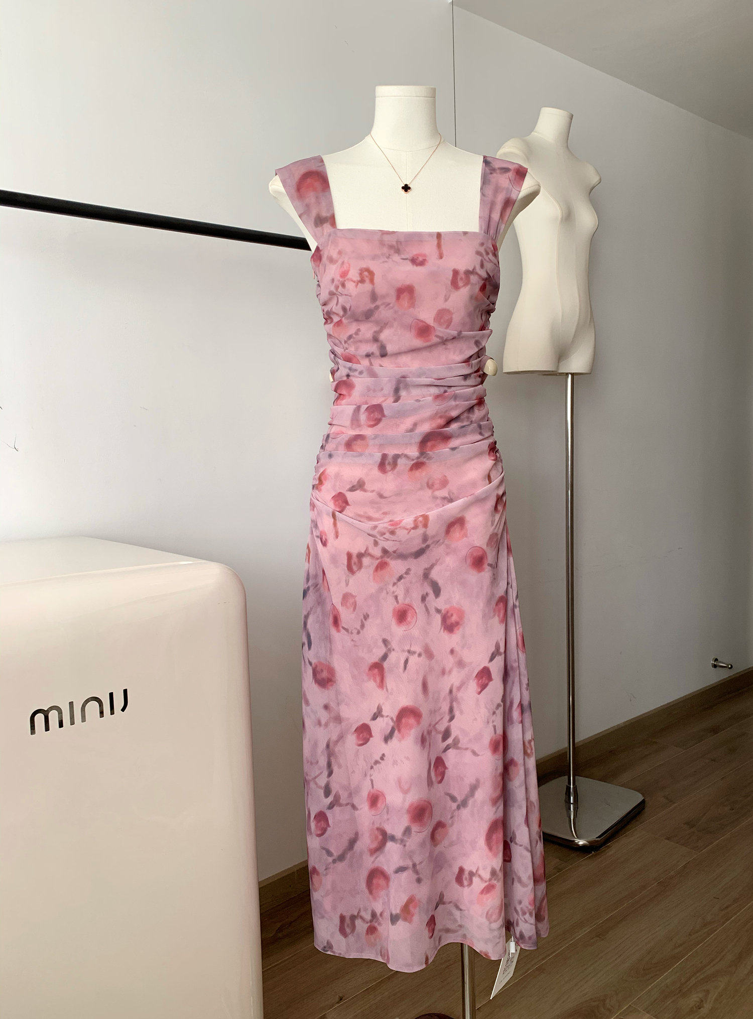 AHY 喬琪紗粉色吊帶碎花連衣裙女夏2023新款長款氣質顯瘦收腰裙子