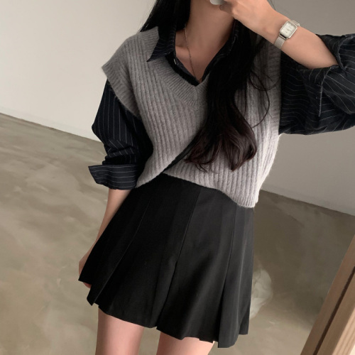 韩国chic秋冬气质 条纹长袖衬衫+灰色V领毛衣背心
