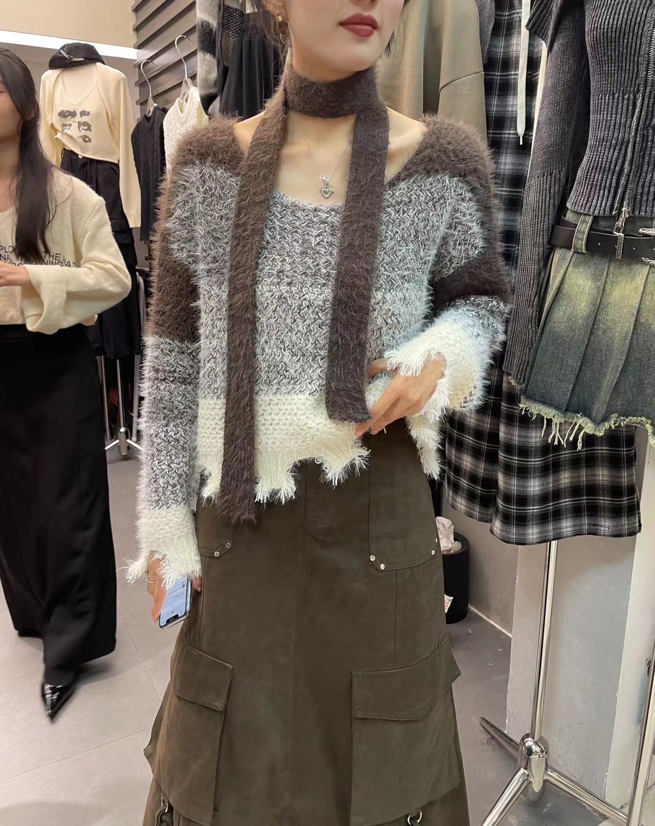 十三行女裝2023秋冬新款氣質破邊系帶圓領拼色洋氣長袖毛衣上衣女