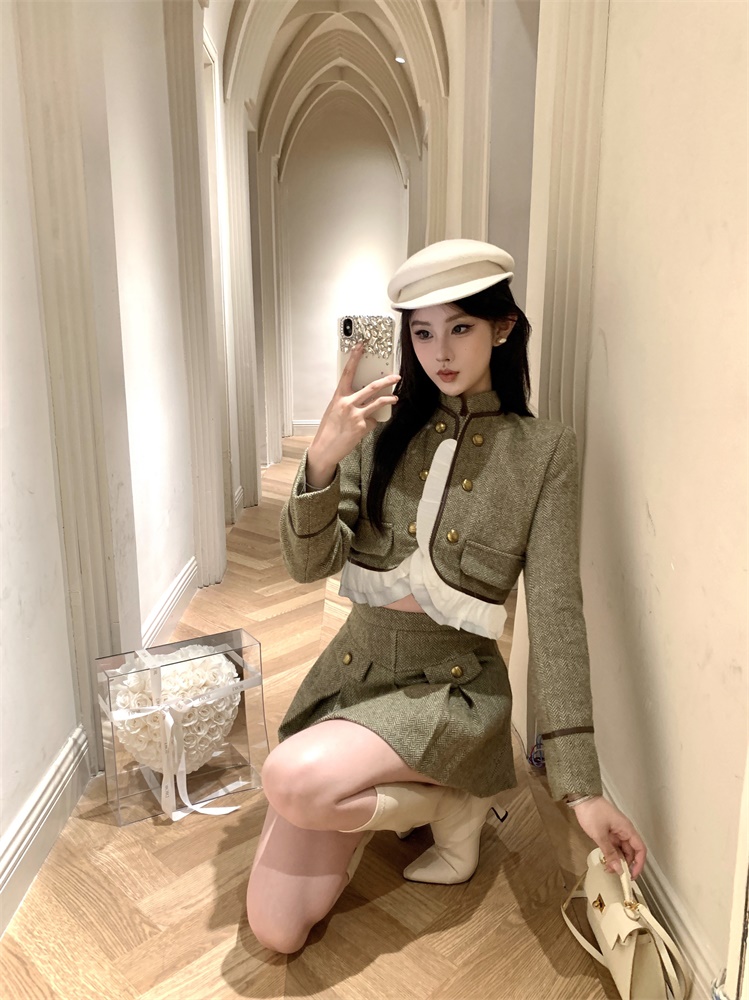 Actual shot of Xiaoxiangfeng contrasting color fungus-edged woolen jacket + skirt suit