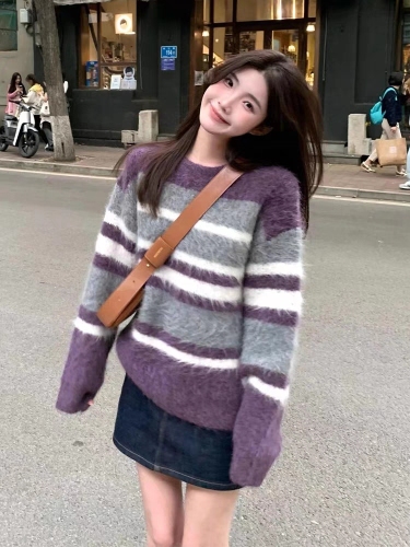 Autumn and winter striped color-blocked lazy sweater, purple warm, soft and waxy fashionable top and denim skirt two-piece suit