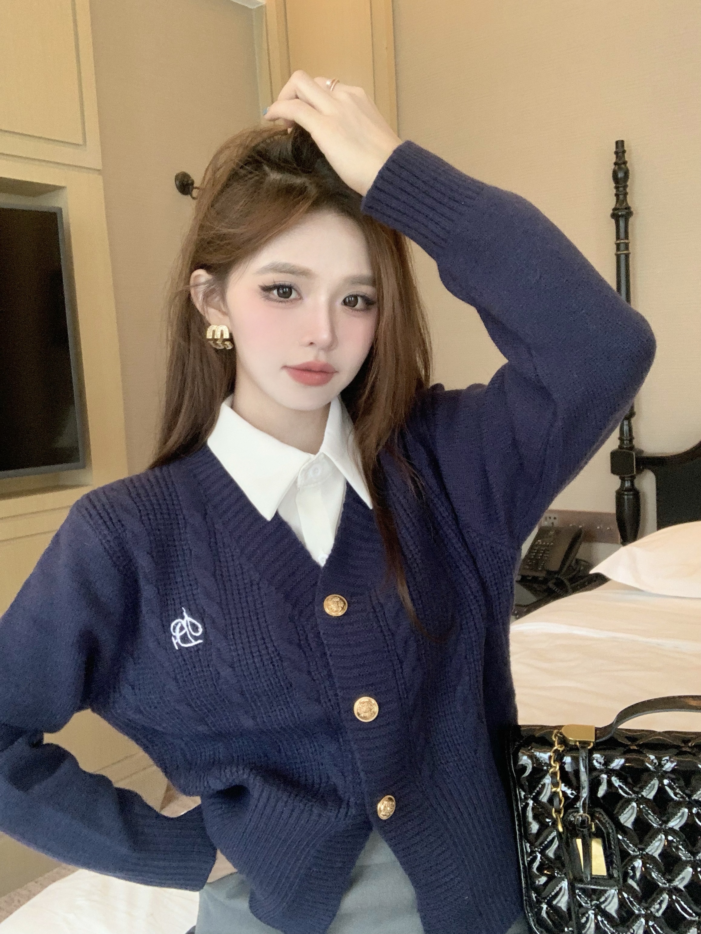 實拍 學院風v領針織開衫女新款小眾設計感修身內搭刺繡毛衣短上衣