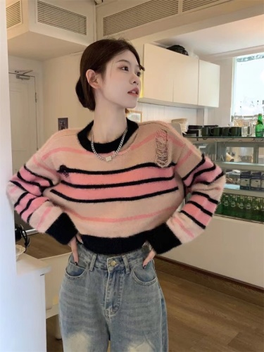 Salt style age-reducing petite fashion internet celebrity wears pink striped sweater autumn and winter Korean style ripped short sweater