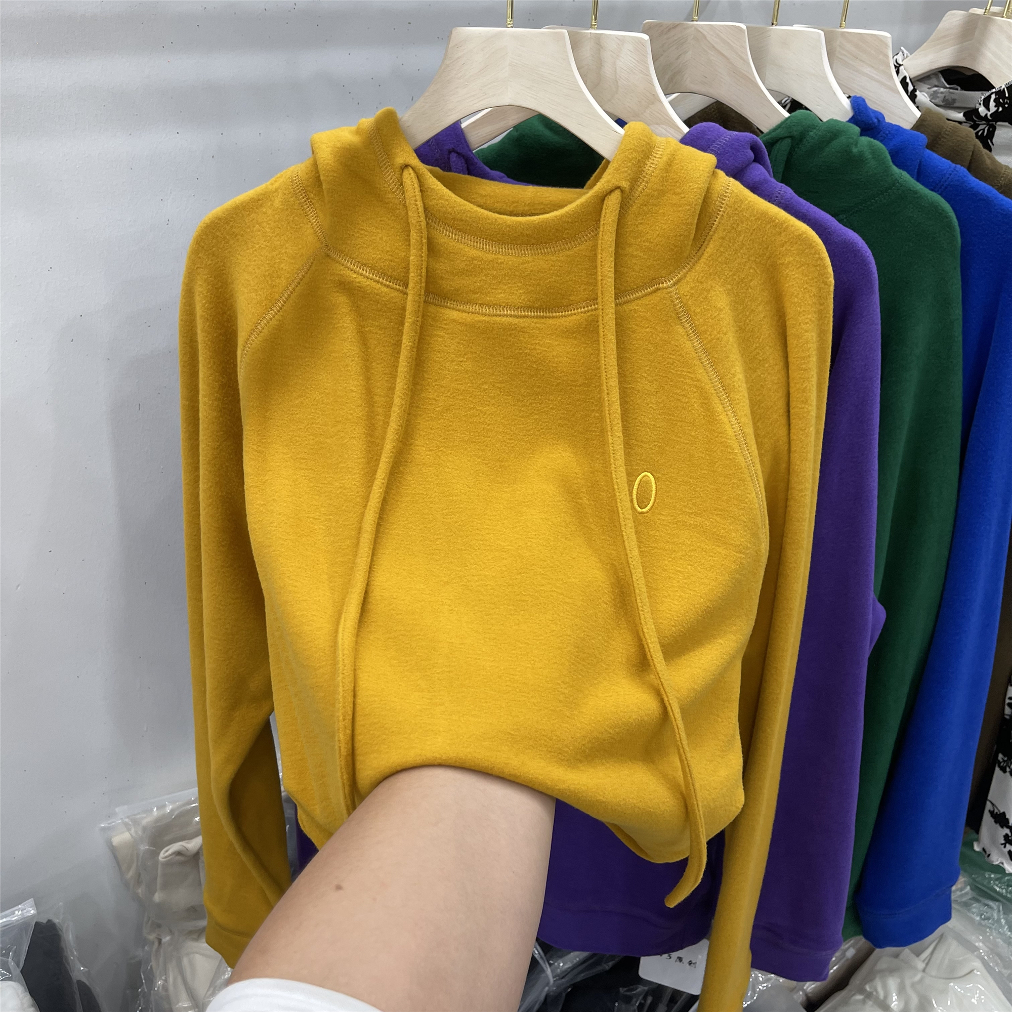 歐貨加厚刺繡德絨連帽衛衣女2023秋冬新款設計感時尚保暖純色帽衫