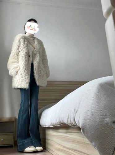 Actual shot of minimalist style fur integrated loose lamb fur