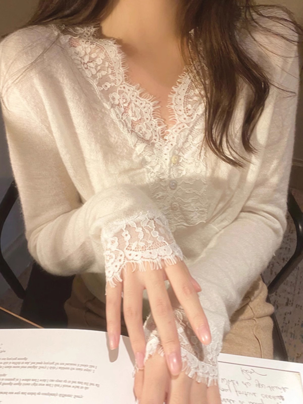 白色v領蕾絲花邊針織衫女秋季高級感內搭別致獨特絕美毛衣打底衫