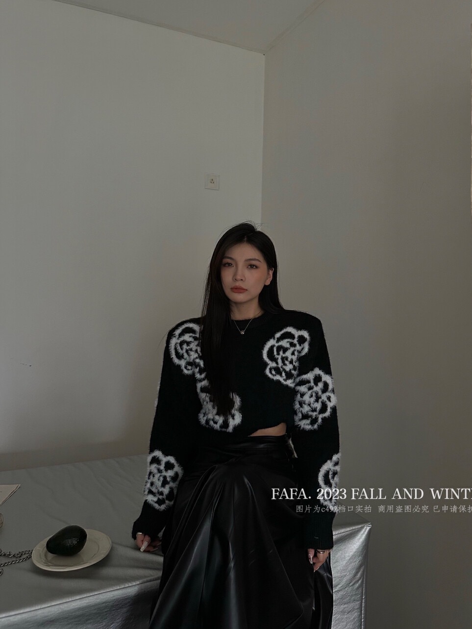 French style small fragrant v-neck gold buckle thickened knitted cardigan for women winter short waisted shoulder pad warm sweater
