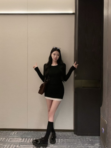 Real shot of knitted waist dress with bottoming waist slimming tight hip skirt