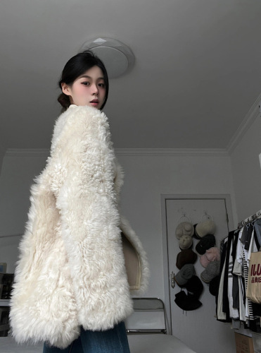 Actual shot of minimalist style fur integrated loose lamb fur