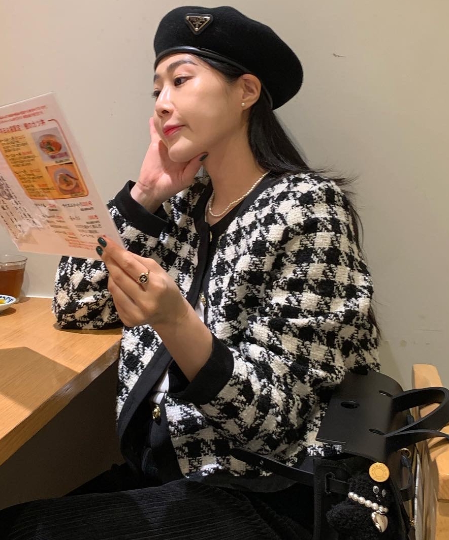 INS Korean blogger!  French retro houndstooth tweed jacket autumn and winter warm black and white plaid jacket top