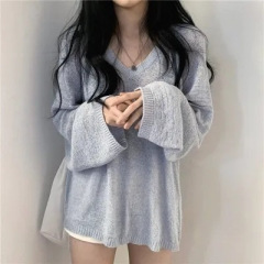 V-neck knit top for women, niche early-autumn 2023 new design—loose, laid-back style with long sleeves and looped yarn.
