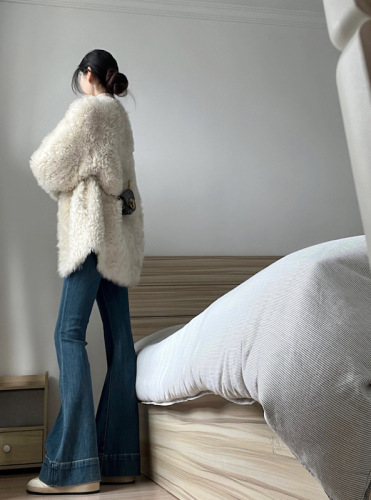 Actual shot of minimalist style fur integrated loose lamb fur