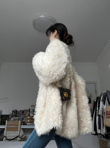 Actual shot of minimalist style fur integrated loose lamb fur