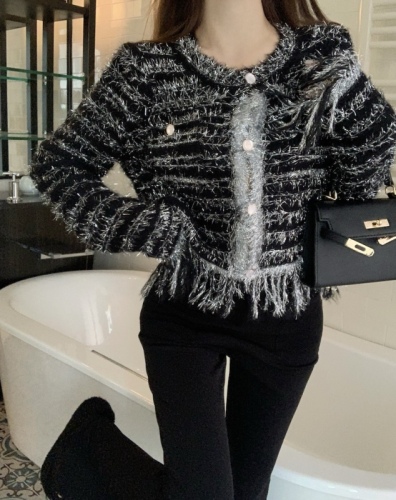 Actual shot of a French-style sweater with a western style that looks slim and high-end, and is a round-neck knitted cardigan jacket.