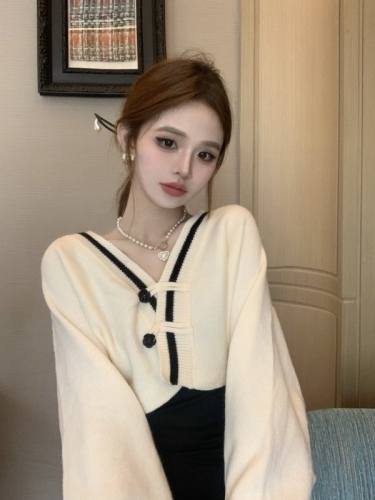 Actual shot of new Chinese style Chinese-style buckle contrasting v-neck sweater jacket for women in autumn and winter retro loose short knitted cardigan