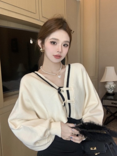 Actual shot of new Chinese style Chinese-style buckle contrasting v-neck sweater jacket for women in autumn and winter retro loose short knitted cardigan