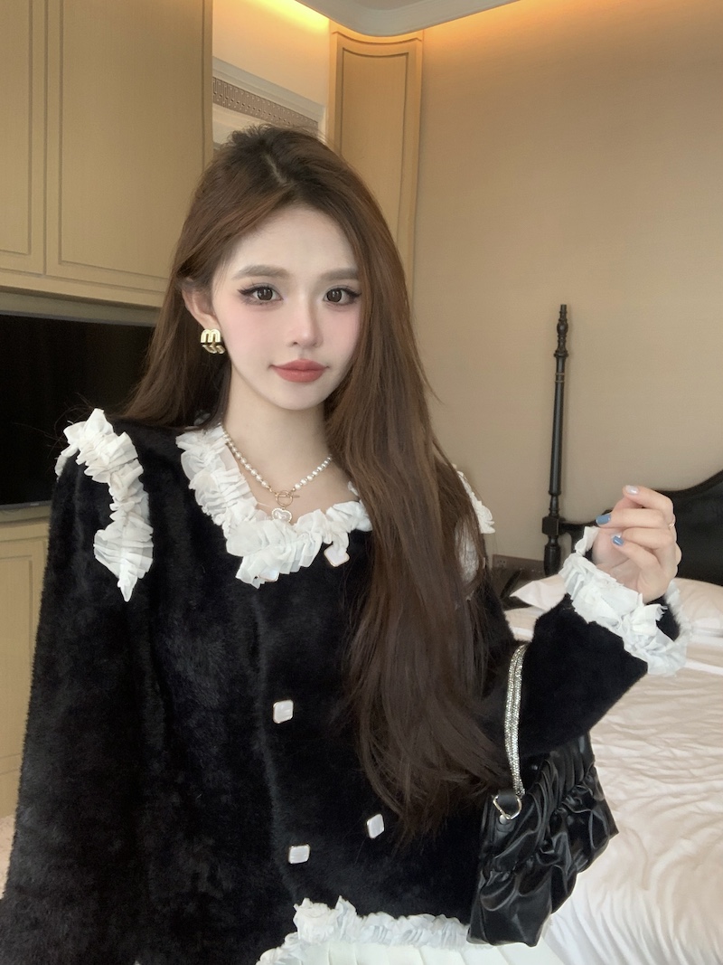 Actual shot of French high-end double-breasted lace sweater jacket for women in autumn and winter short style with a small fragrance top