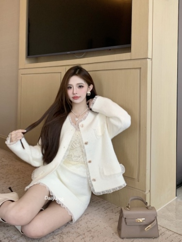 Actual shot of early autumn women's clothing  autumn and winter new versatile and gentle design, light luxury and small fragrance two-piece set