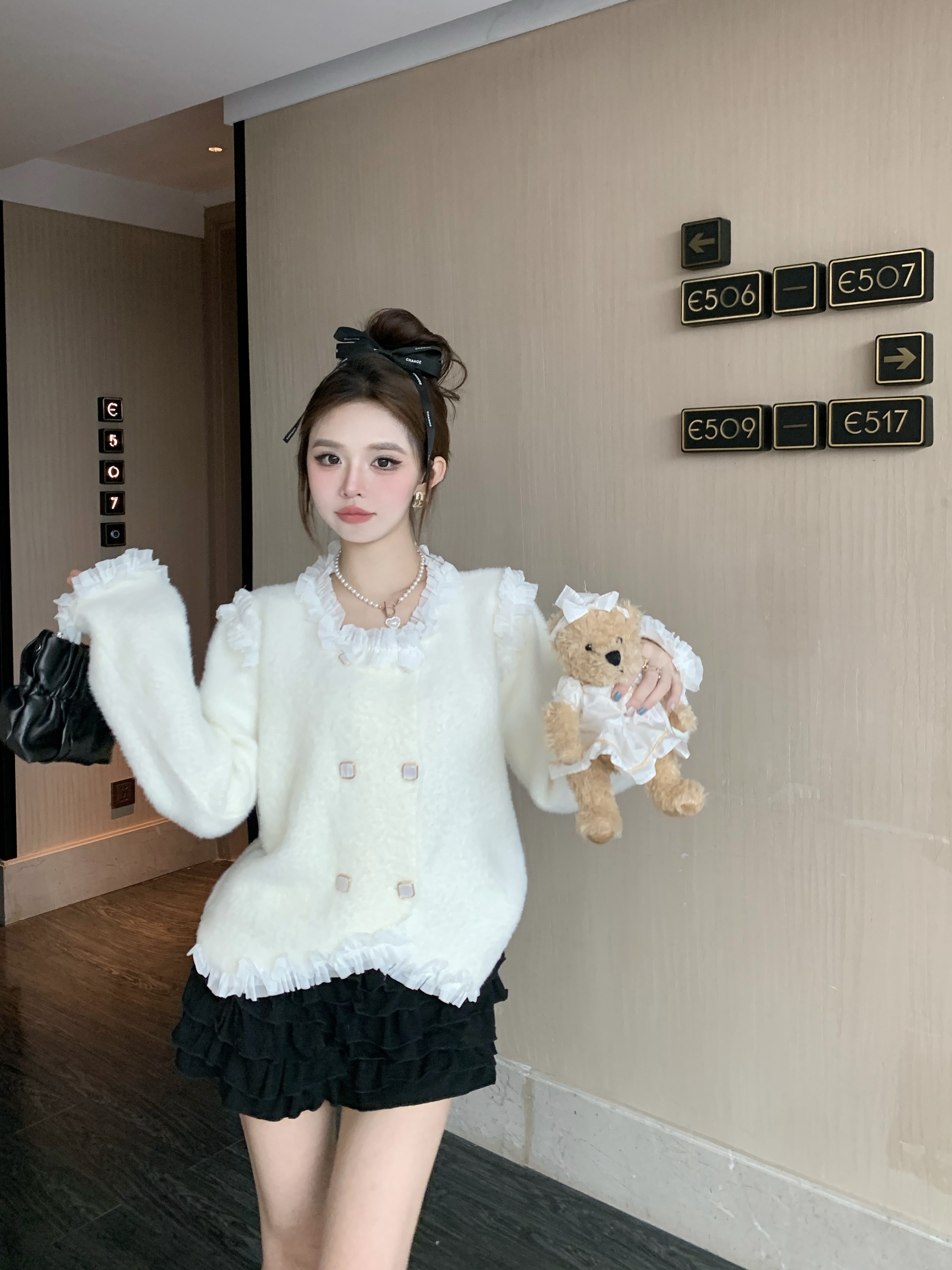 Actual shot of Xiaoxiang style sweater jacket for women in autumn with gentle and funky ear-edge splicing imitation mink velvet knitted cardigan