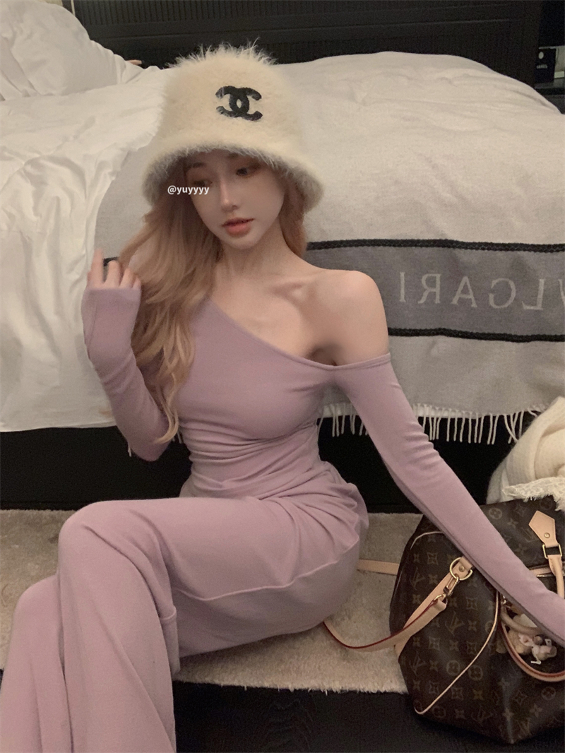 Actual shot of lazy off-shoulder knitted suit, sweet and sexy slim-fitting top two-piece set