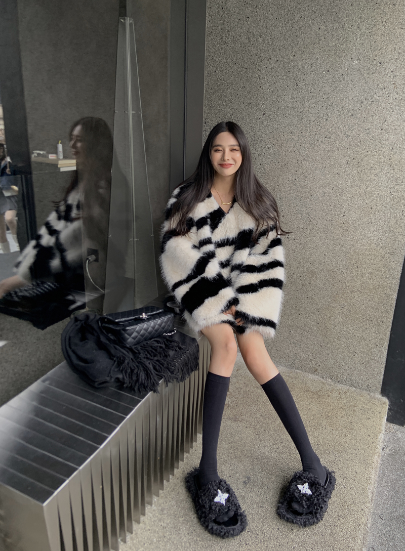 Real shot of slim and lazy style zebra pattern V-neck pullover design fur top