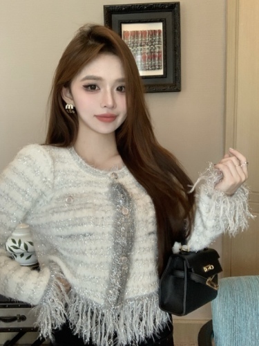 Actual shot of a French-style sweater with a western style that looks slim and high-end, and is a round-neck knitted cardigan jacket.