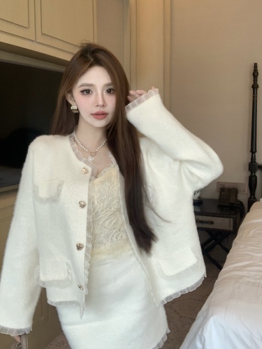 Actual shot of early autumn women's clothing  autumn and winter new versatile and gentle design, light luxury and small fragrance two-piece set