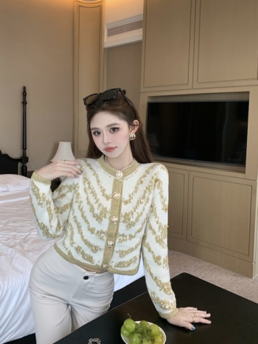 Actual shot of socialite's contrasting color long-sleeved sweater and short coat, autumn new style, Korean version, Xiaoxiangfeng, heavy industry beading and chic