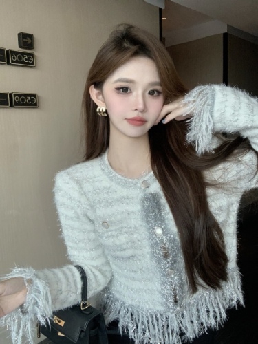 Actual shot of a French-style sweater with a western style that looks slim and high-end, and is a round-neck knitted cardigan jacket.