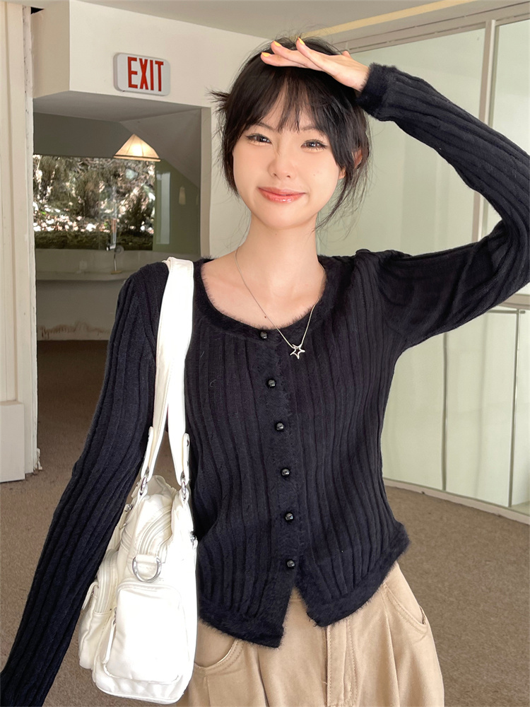 Real shot of a knitted sweater with tassels inside, a slim short long-sleeved cardigan for fall and winter, a sweet top