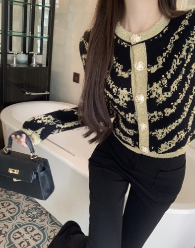 Actual shot of socialite's contrasting color long-sleeved sweater and short coat, autumn new style, Korean version, Xiaoxiangfeng, heavy industry beading and chic