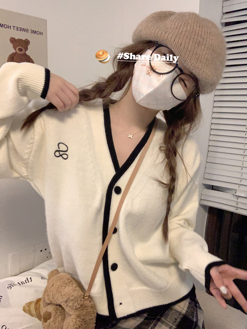 Actual shot French soft waxy v-neck embroidered sweater jacket for autumn and winter, gentle, beautiful and lazy outer sweater