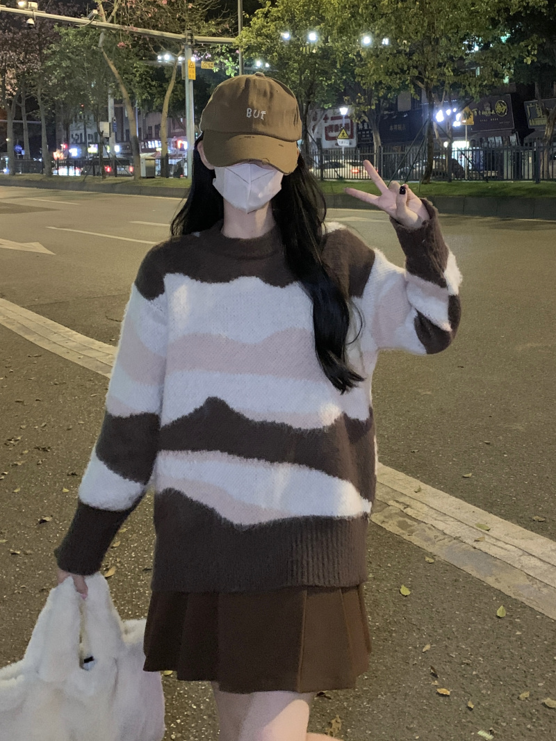 Real shot of autumn and winter retro contrast color lazy style loose long-sleeved pullover sweater for women